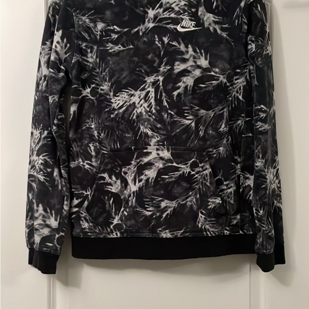 Nike Men's Sweater with Black and White Pattern